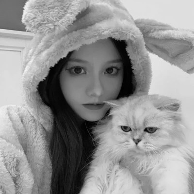 酷酷的黑白系女生抱着猫咪的头像图片(图163)