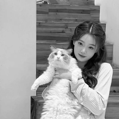 酷酷的黑白系女生抱着猫咪的头像图片(图180)