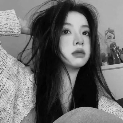 女生黑白色系高清真人头像图片(图75)