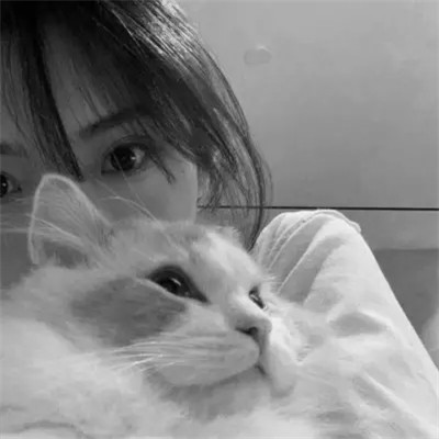 酷酷的黑白系女生抱着猫咪的头像图片(图58)