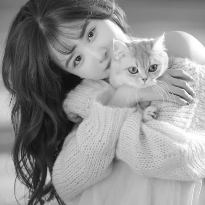酷酷的黑白系女生抱着猫咪的头像图片(图155)