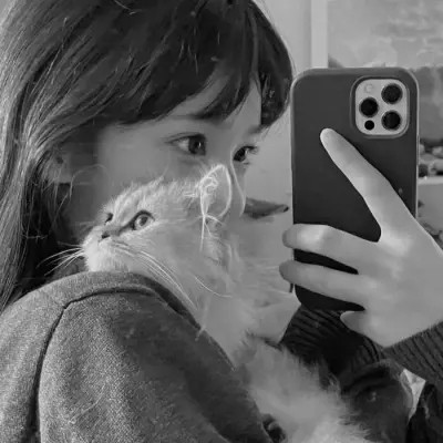 酷酷的黑白系女生抱着猫咪的头像图片(图117)