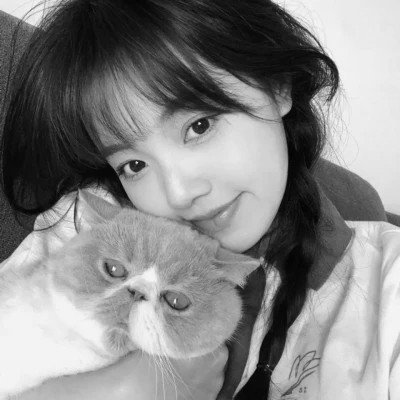 酷酷的黑白系女生抱着猫咪的头像图片(图119)