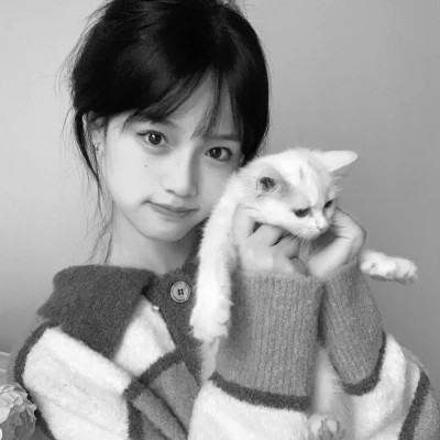 酷酷的黑白系女生抱着猫咪的头像图片(图190)