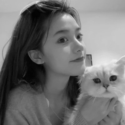酷酷的黑白系女生抱着猫咪的头像图片(图97)