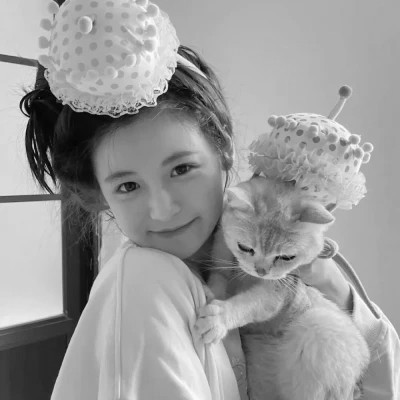 酷酷的黑白系女生抱着猫咪的头像图片(图116)