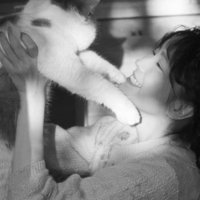 酷酷的黑白系女生抱着猫咪的头像图片(图158)