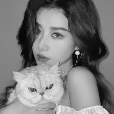 酷酷的黑白系女生抱着猫咪的头像图片(图167)