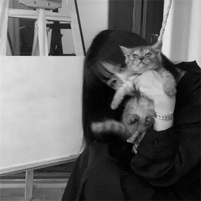 酷酷的黑白系女生抱着猫咪的头像图片(图62)