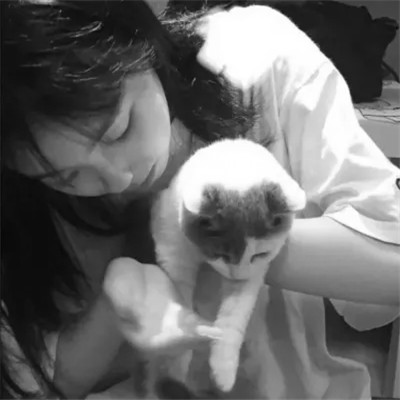 酷酷的黑白系女生抱着猫咪的头像图片(图52)
