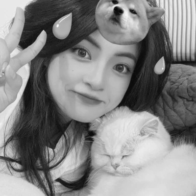 酷酷的黑白系女生抱着猫咪的头像图片(图187)
