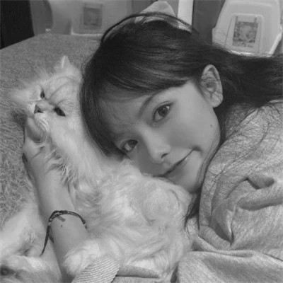酷酷的黑白系女生抱着猫咪的头像图片(图162)