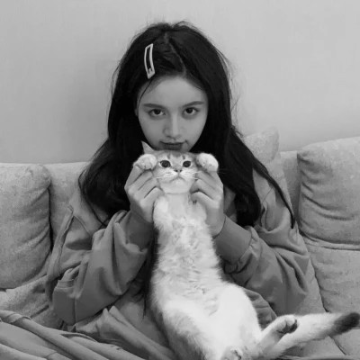 酷酷的黑白系女生抱着猫咪的头像图片(图183)