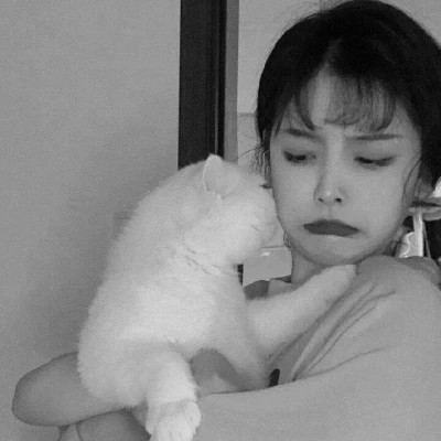 酷酷的黑白系女生抱着猫咪的头像图片(图165)