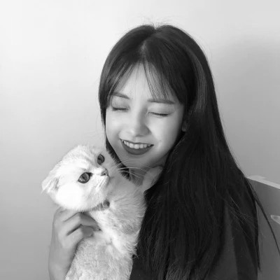 酷酷的黑白系女生抱着猫咪的头像图片(图51)
