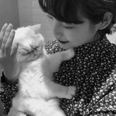 酷酷的黑白系女生抱着猫咪的头像图片(图107)