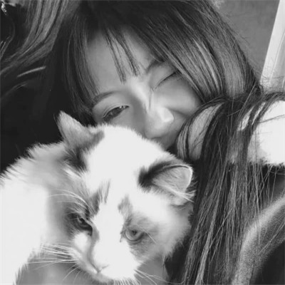 酷酷的黑白系女生抱着猫咪的头像图片(图170)