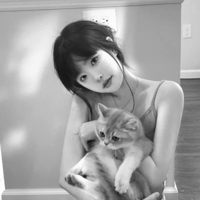 酷酷的黑白系女生抱着猫咪的头像图片(图178)