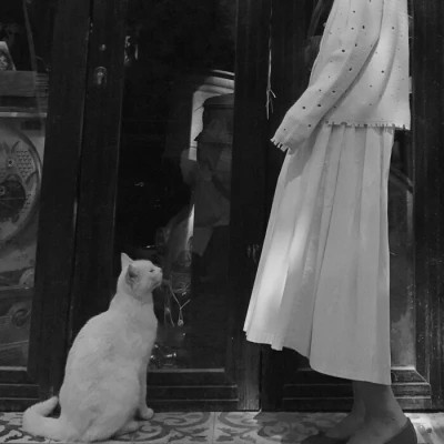 酷酷的黑白系女生抱着猫咪的头像图片(图106)