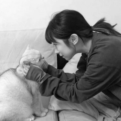 酷酷的黑白系女生抱着猫咪的头像图片(图81)