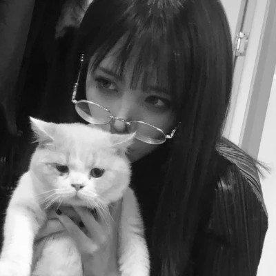 酷酷的黑白系女生抱着猫咪的头像图片(图54)