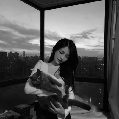 酷酷的黑白系女生抱着猫咪的头像图片(图90)