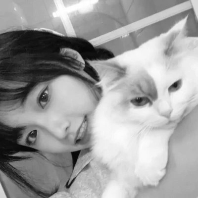 酷酷的黑白系女生抱着猫咪的头像图片(图124)