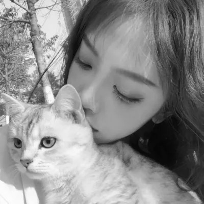 酷酷的黑白系女生抱着猫咪的头像图片(图55)
