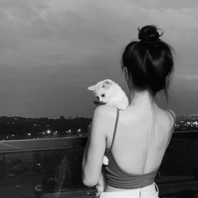 酷酷的黑白系女生抱着猫咪的头像图片(图141)