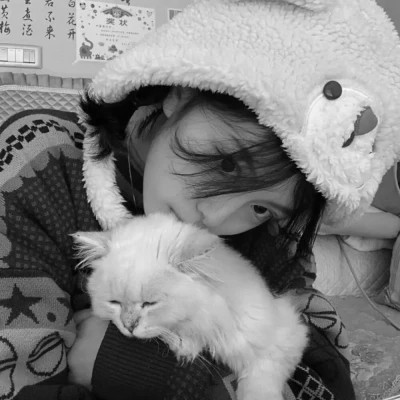 酷酷的黑白系女生抱着猫咪的头像图片(图148)