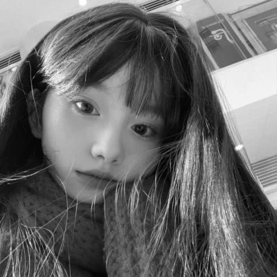 女生黑白色系高清真人头像图片(图85)