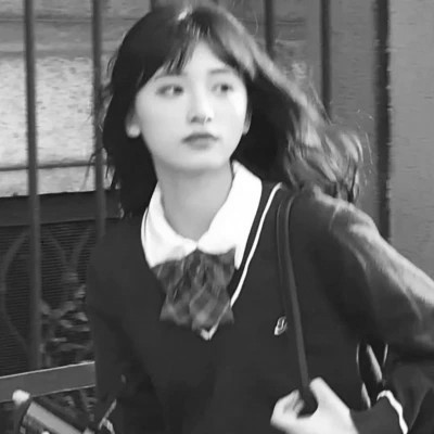 女生黑白色系高清真人头像图片(图78)