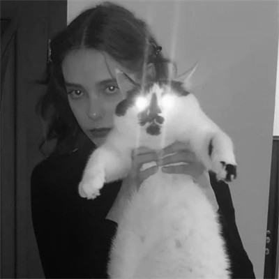 酷酷的黑白系女生抱着猫咪的头像图片(图89)