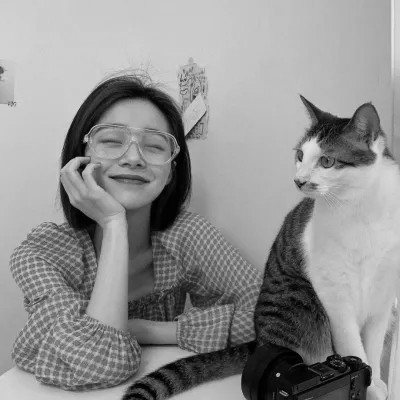 酷酷的黑白系女生抱着猫咪的头像图片(图82)