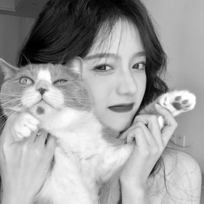 酷酷的黑白系女生抱着猫咪的头像图片(图142)