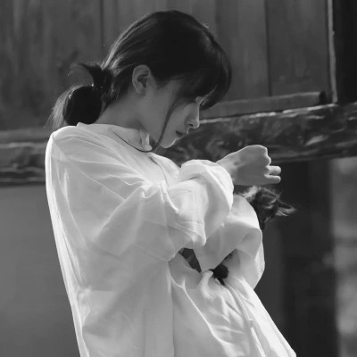 黑白美女高冷头像(图88)