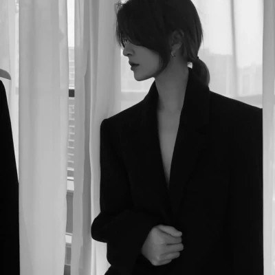 精选冷艳黑白真人女生头像(图65)