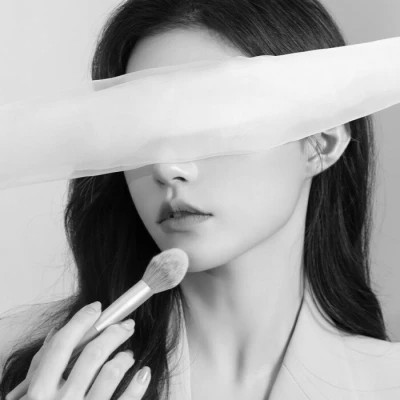 超酷高冷黑白女生头像(图70)