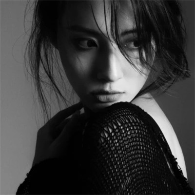 精选冷艳黑白真人女生头像(图63)