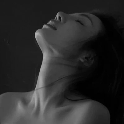 精选冷艳黑白真人女生头像(图50)