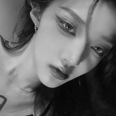超酷黑白女生头像(图97)