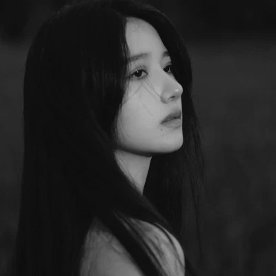 超酷黑白女生头像(图80)
