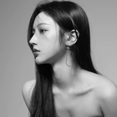 超酷高冷黑白女生头像(图65)