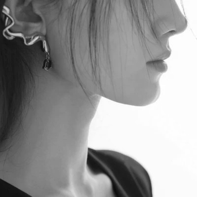 超酷黑白女生头像(图94)