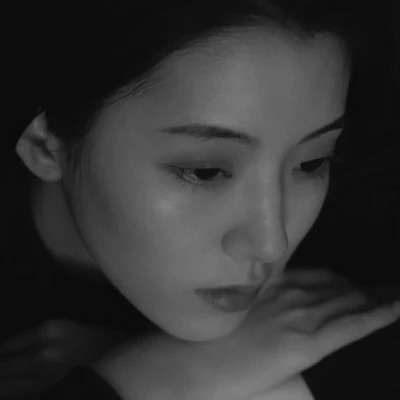 精选冷艳黑白真人女生头像(图44)