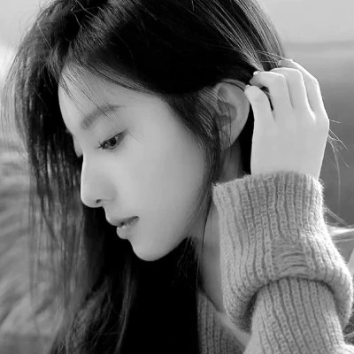 精选冷艳黑白真人女生头像(图46)