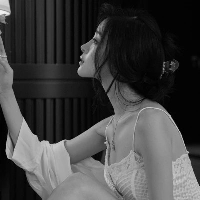 超酷高冷黑白女生头像(图71)