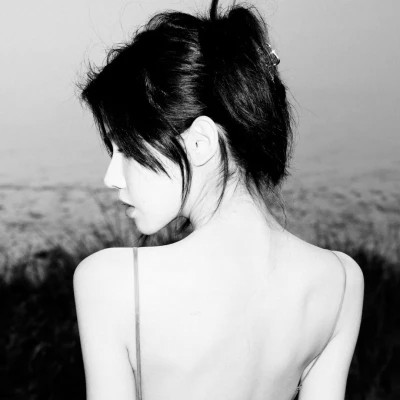 精选冷艳黑白真人女生头像(图76)