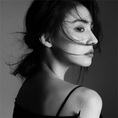 精选冷艳黑白真人女生头像(图64)