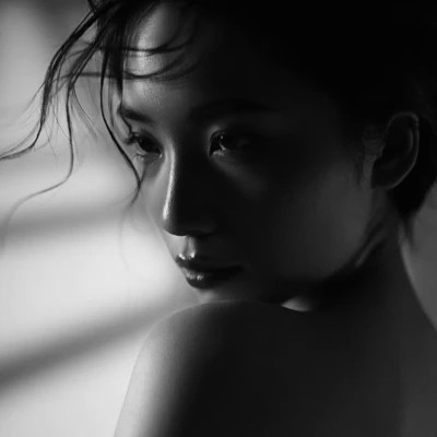 黑白女人霸气御姐范头像(图75)